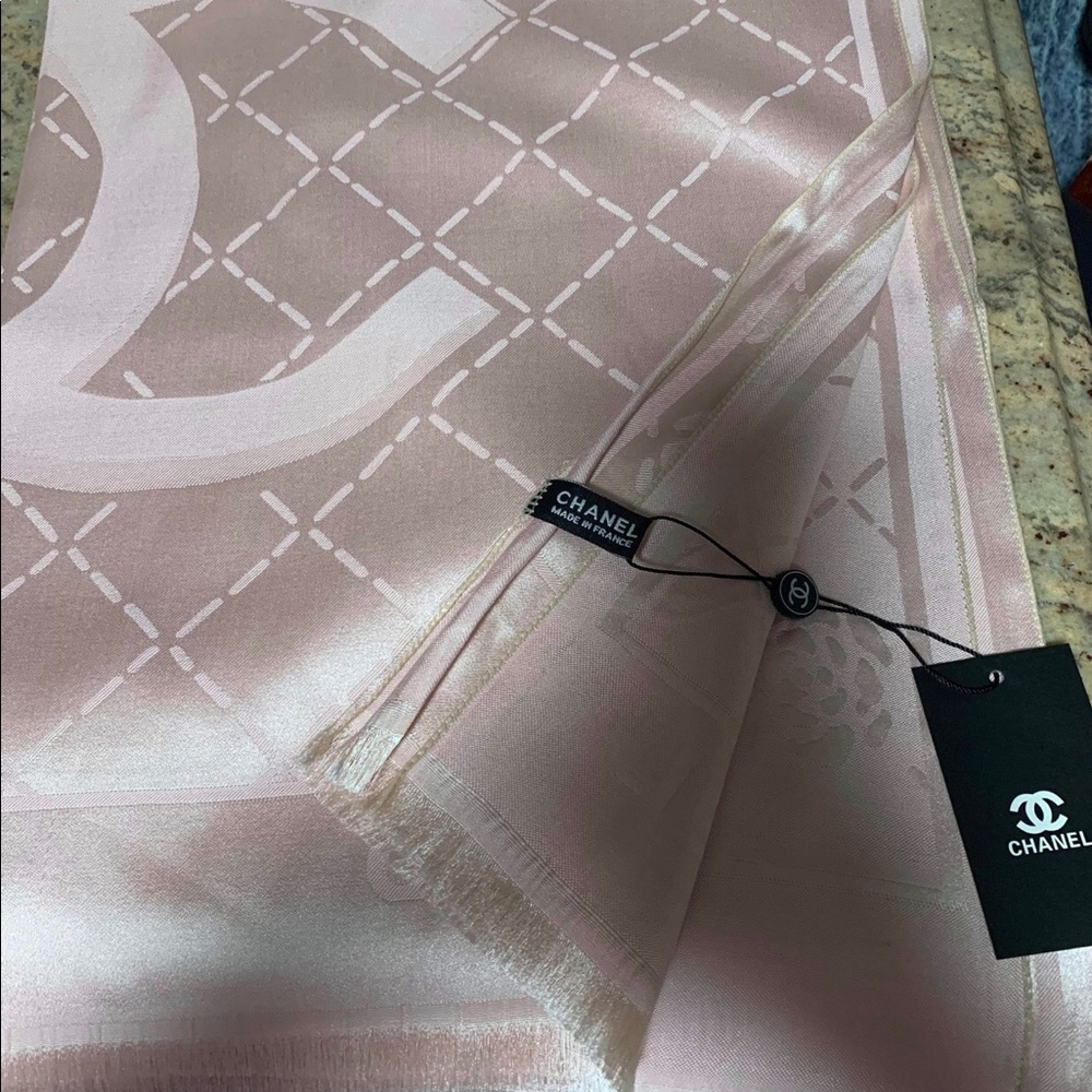 Beautiful scarf/wrap. High copy